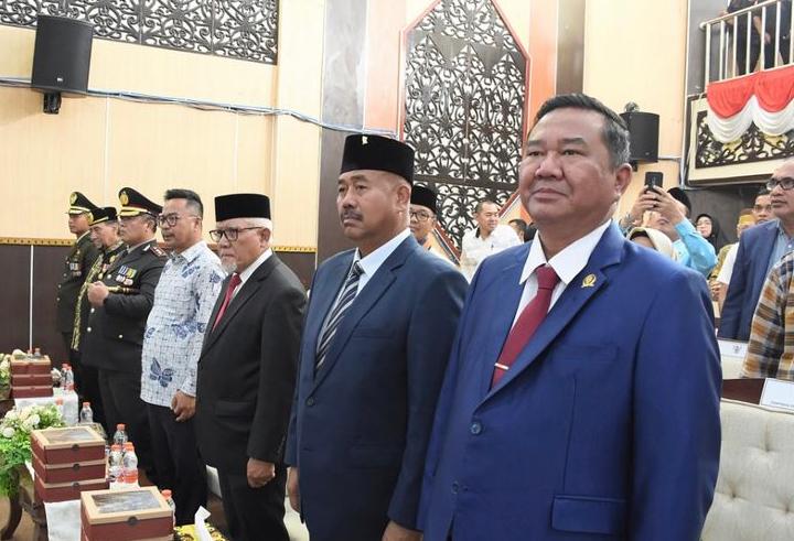 Ekti Imanuel Bersama Pejabat dan Pemerintah Kabupaten Kukar. (Foto: Humas Sekretariat DPRD Kaltim)