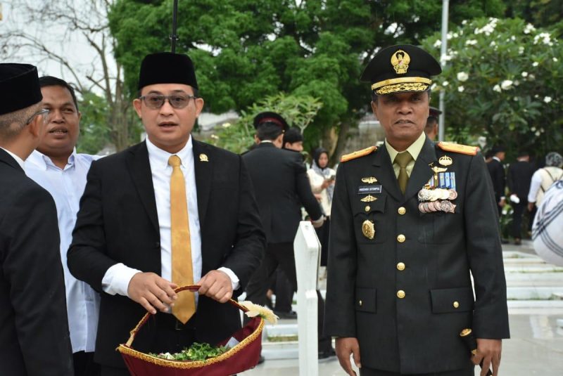 Peringangatan Hari Pahlawan Ke-79 bertempat di Taman Makam Pahlawan, Sapto Setyo Pramono (kiri). (Ist)