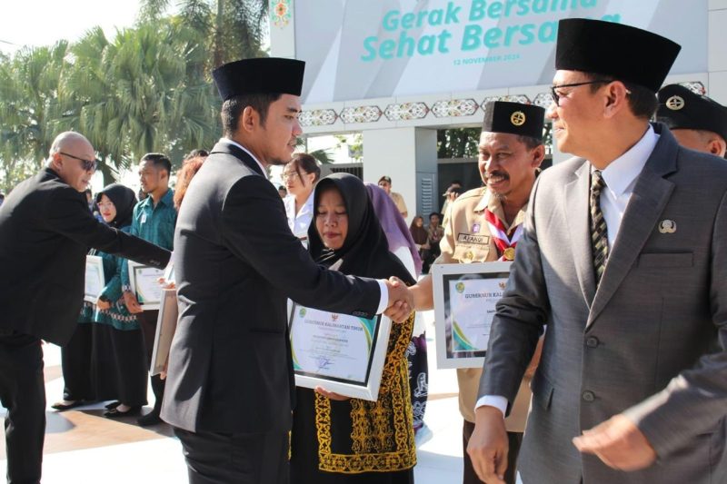 Suasana Upacara Peringatan Hari Kesehatan Nasional Ke-60 di Kantor Gubernur Kaltim. (Humas DPRD Kaltim)