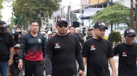 Anggota DPRD Kaltim, Fuad Fakhruddin, saat mengikuti kegiatan jalan santai gelaran Bawaslu Kaltim. (Humas DPRD Kaltim)