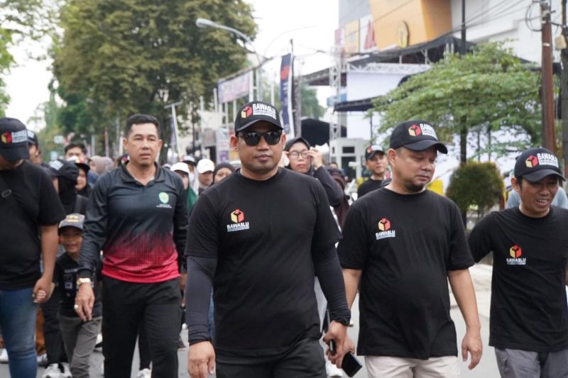 Anggota DPRD Kaltim, Fuad Fakhruddin, saat mengikuti kegiatan jalan santai gelaran Bawaslu Kaltim. (Humas DPRD Kaltim)