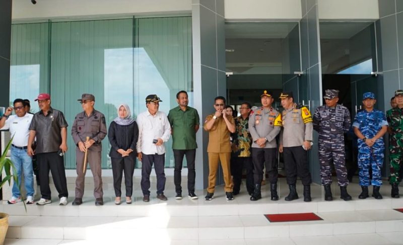 Foto Bersama Saat Pantau Pilkada di Balikpapan, Rabu, (27/11). (Humas DPRD Kaltim)