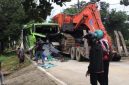 Kecelakaan bus dan truk angkutan alat berat (ist)