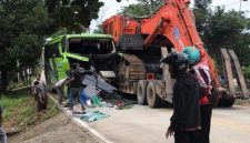 Kecelakaan bus dan truk angkutan alat berat (ist)