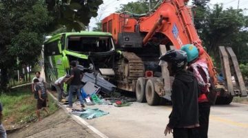 Kecelakaan bus dan truk angkutan alat berat (ist)