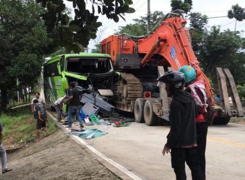 Kecelakaan bus dan truk angkutan alat berat (ist)