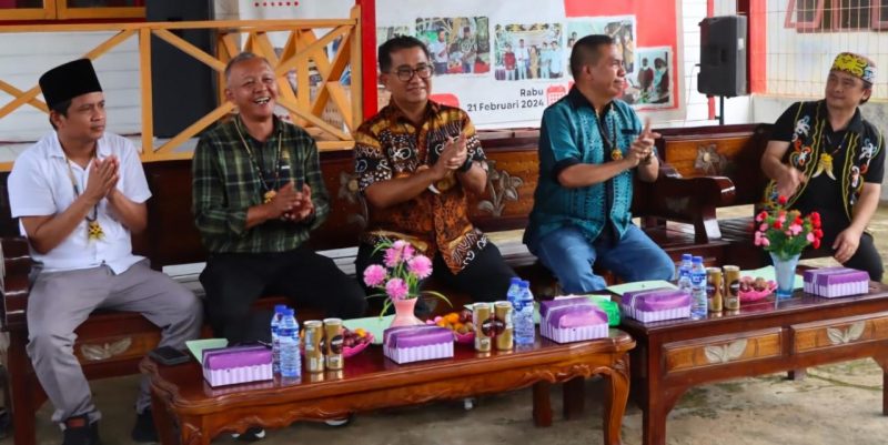 Muhammad Samsun, Selamat Ari Wibowo, Akmal Malik dan Tokoh Masyarakat Desa Long Anai. (Humas DPRD Kaltim)