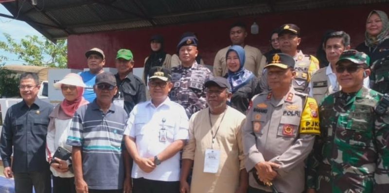 Foto Bersama Saat Tinjau Pemungutan Suara Pilkada Kaltim di Kec. Muara Badak, Kab. Kukar. (Humas DPRD Kaltim)