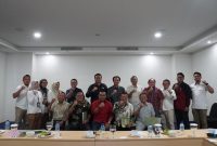 Foto Bersama Pansus DPRD Kaltim di Ruangan Meeting Room Hotel Paltinum, Balikpapan, Rabu, (20/11). (Humas DPRD Kaltim)