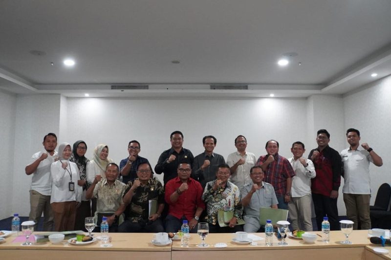 Foto Bersama Pansus DPRD Kaltim di Ruangan Meeting Room Hotel Paltinum, Balikpapan, Rabu, (20/11). (Humas DPRD Kaltim)